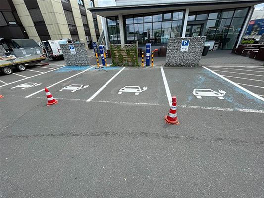 Straßenmarkierung, Flächenmarkierung, Parkhausmarkierung, Parkplatzmarkierung, Gewerbemarkierung, Industrieflächenmarkierung, Hallenmarkierung, Werksmarkierung, Spezialmarkierungen wie Schulhöfe und Aktionsflächen.